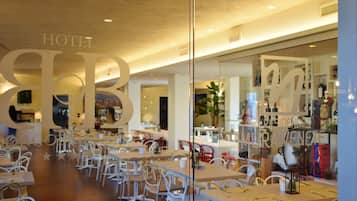 Colazione a buffet, servita tutte le mattine (12 EUR a persona)