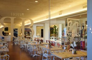Desayuno buffet (EUR 12 por persona) 
