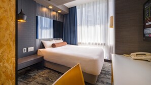 A modern hotel room with a large bed, a desk, and a telephone. - Hotel Oak Shizuoka (Shizuoka)
