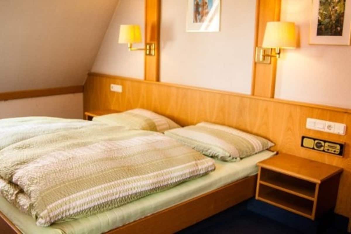 Escritorio, wifi gratis y ropa de cama