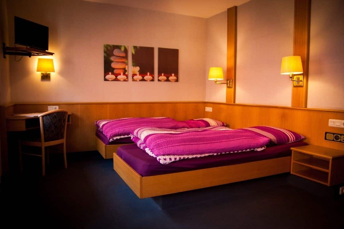 Escritorio, wifi gratis y ropa de cama