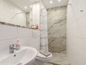 Apartment | Bathroom | Shower, towels - Helios Apartamenty (Ustka)