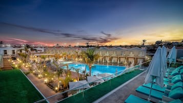 Una piscina al aire libre, tumbonas