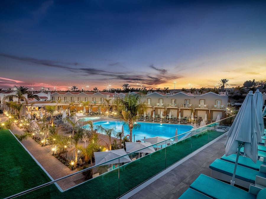 Alberca al aire libre y camastros