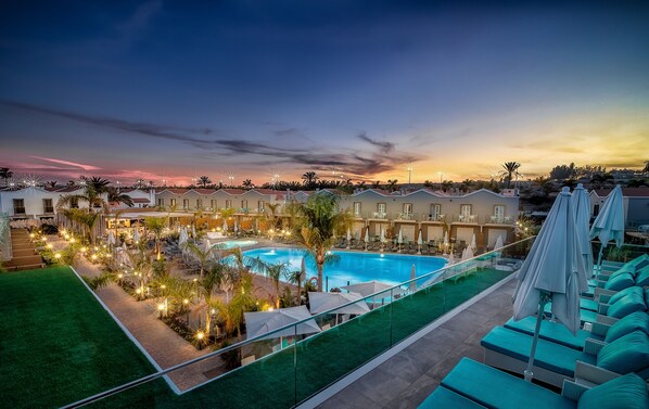 Outdoor pool, sun loungers