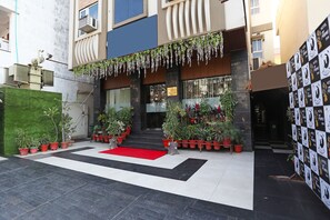 Property entrance - Hotel Flowers Inn (Kota)