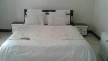 Quarto executivo | Escrivaninha, roupa de cama