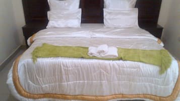 Executive Room | Desk, bed sheets