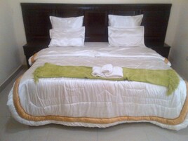 Escritorio y ropa de cama 
