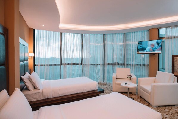 غرفة لفردين - سريران فرديان منفصلان | أغطية فراش متميزة وميني بار وخزنة داخل الغرفة ومكتب