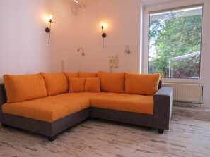 Appartement de base, salle de bain privée | Aire de séjour | Téléviseur