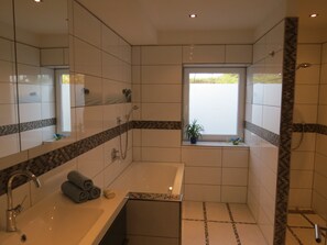 Comfort Condo, 3 Bedrooms | Bathroom | Hair dryer, towels, soap, shampoo