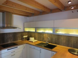 画廊独立别墅, 露台 | 私人厨房 | 冰箱、微波炉、烤箱、炉灶