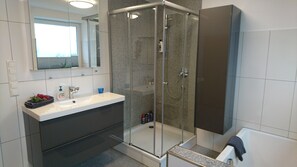 Sèche-cheveux, serviettes fournies, savon, shampoing