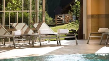 Piscine couverte, parasols de plage, chaises longues