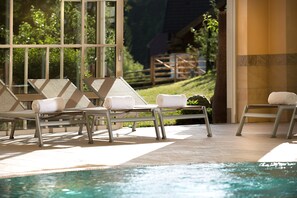 Indendørs pool, åben fra kl. 07.00 til kl. 21.00, parasoller, liggestole