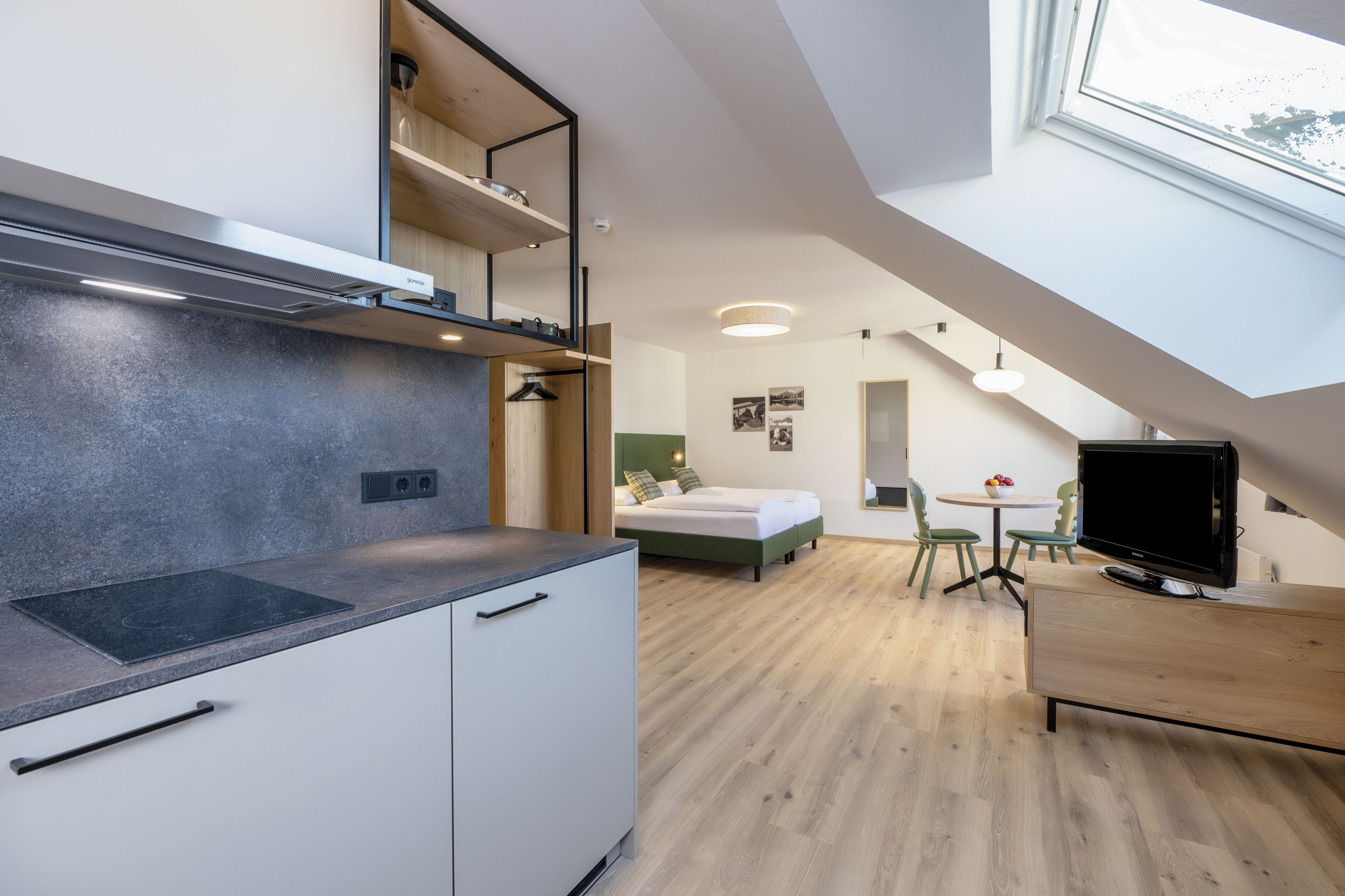 Großer Kühlschrank, Mikrowelle, Herdplatte, Geschirrspüler