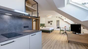 GroĂer KĂŒhlschrank, Mikrowelle, Herdplatte, GeschirrspĂŒler