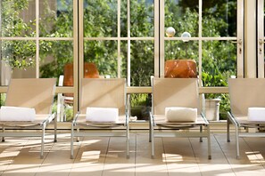 室內泳池；07:00 至 21:00 開放；泳池傘、躺椅