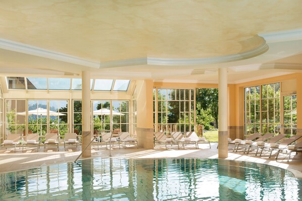 室內泳池；07:00 至 21:00 開放；泳池傘、躺椅