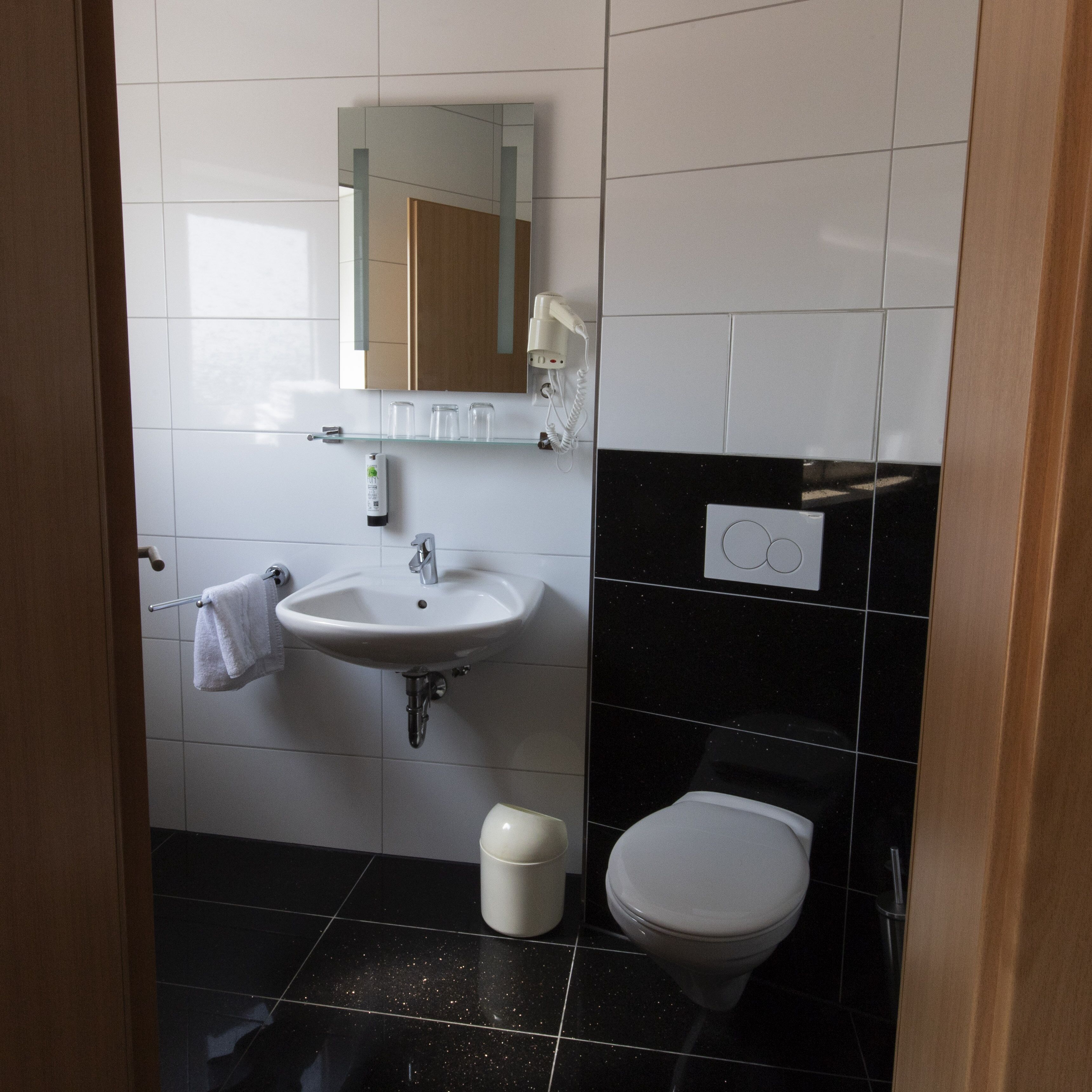 quadruple room | bathroom | shower, free toiletries, hair dryer, towels