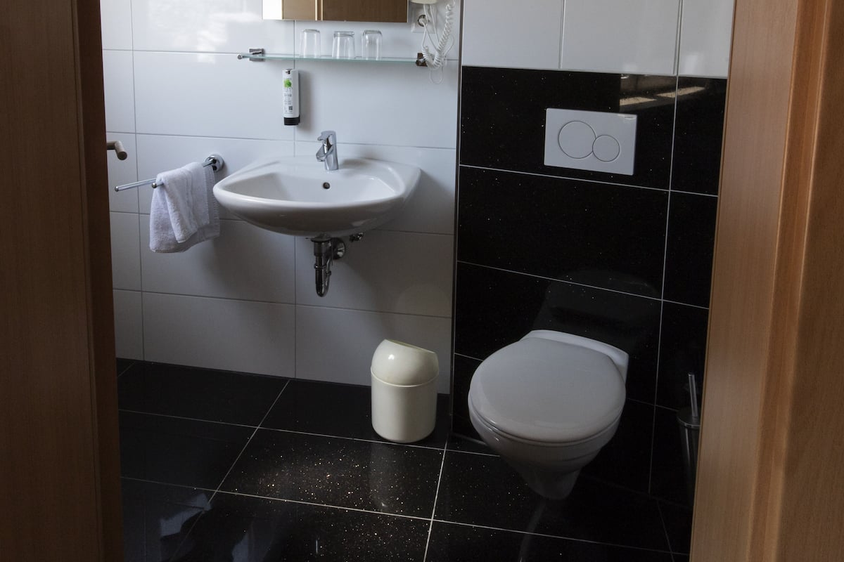 quadruple room | bathroom | shower, free toiletries, hair dryer, towels