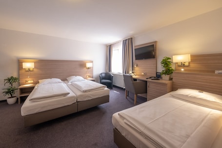 Triple Room | Minibar, desk, laptop workspace, free WiFi. Hotel Bär Sinsheim