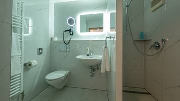 Standard-Doppelzimmer | Badezimmer | Dusche, kostenlose Toilettenartikel, Haartrockner, Handtücher