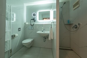 Doppia Standard | Bagno | Doccia, set di cortesia gratuito, asciugacapelli, asciugamani