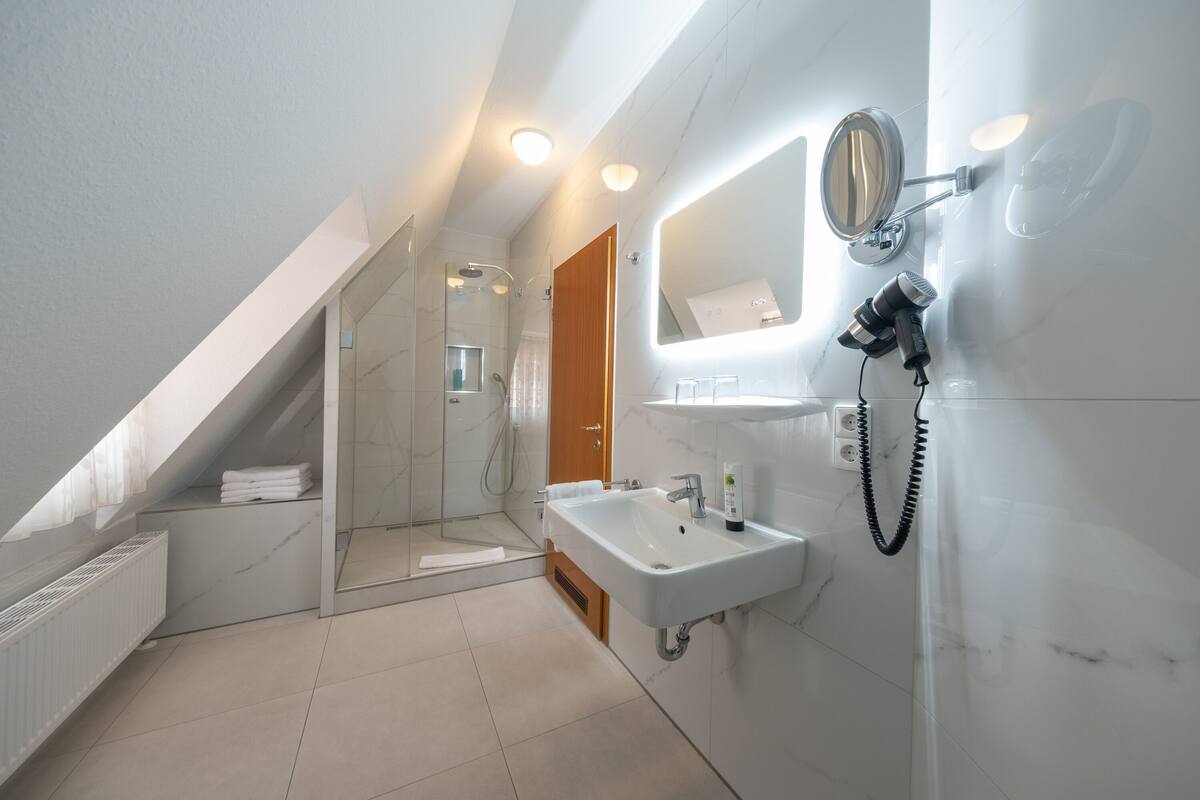 quadruple room | bathroom | shower, free toiletries, hair dryer, towels