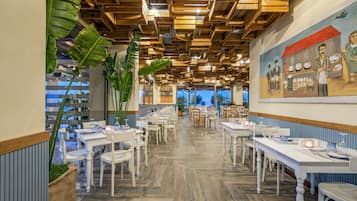 6 Restaurants; Mittagessen und Abendessen werden serviert