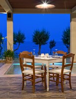 6 restaurantes; se sirve almuerzo y cena; cocina internacional