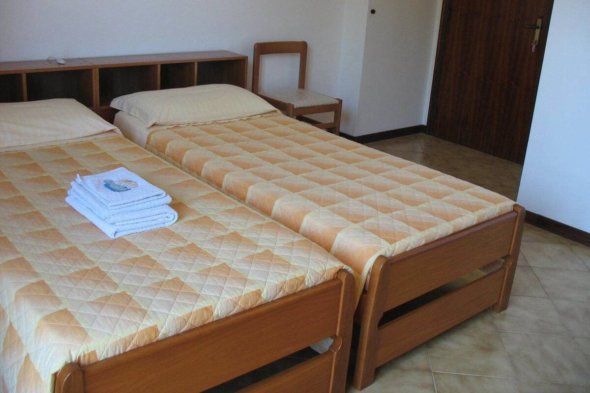 Escritorio, wifi gratis, ropa de cama y acceso para silla de ruedas