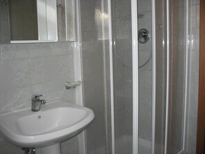 Economy-Doppel- oder -Zweibettzimmer, Gartenblick, Erdgeschoss | Badezimmer | Dusche, Regendusche, kostenlose Toilettenartikel, Bidet