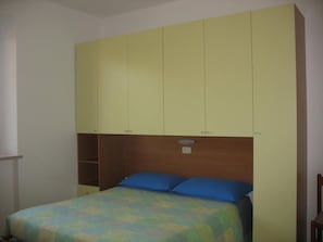 Quarto casal ou duplo econômico, vista para o jardim, no piso térreo | Escrivaninha, Wi-Fi de cortesia, roupa de cama