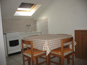 Quarto triplo família, cozinha americana | Opções para refeição no quarto