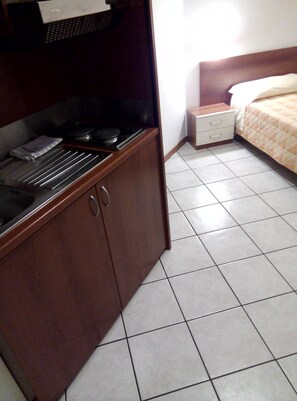 Basic Double Room, Ground Floor | Private kitchenette | Fridge - Bed & Breakfast Bompadre (Civitanova Marche)