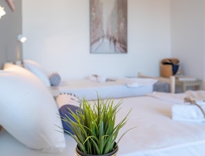 Escritorio, sistema de insonorización, wifi gratis y ropa de cama