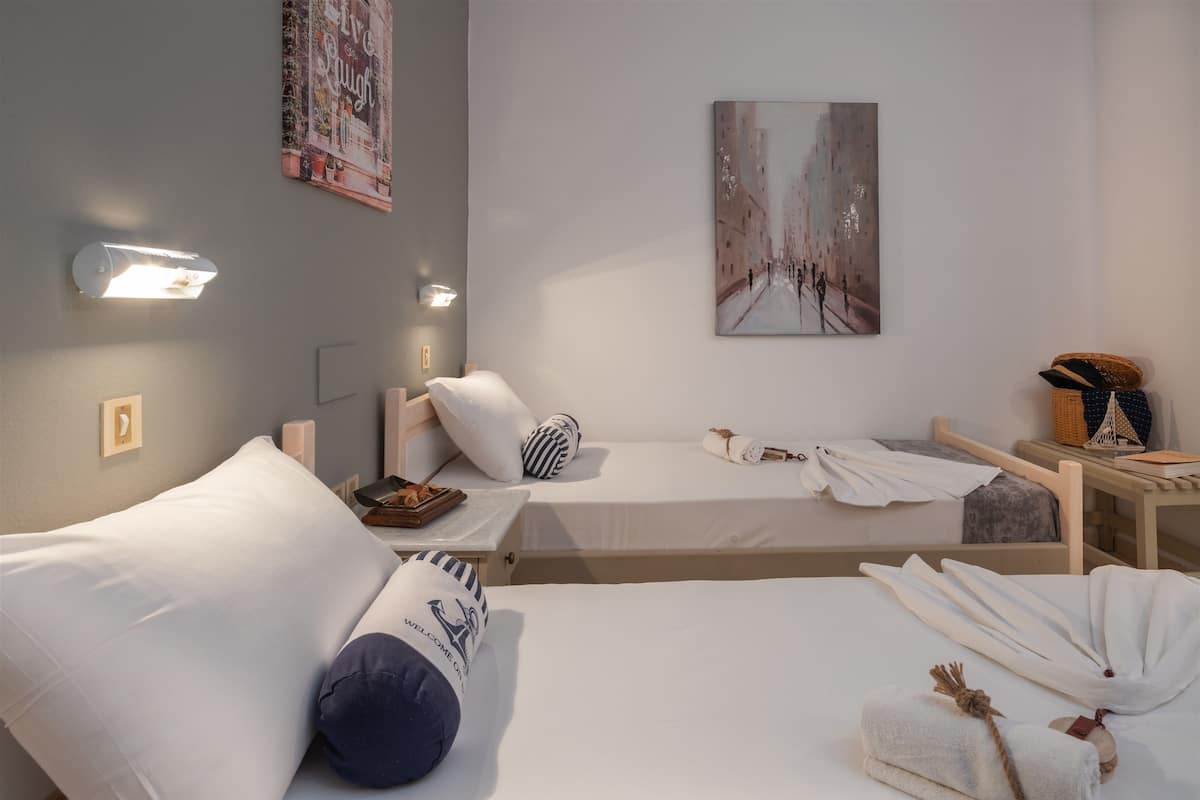 Escritorio, sistema de insonorización, wifi gratis y ropa de cama 