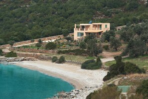 Vista frontal de la propiedad