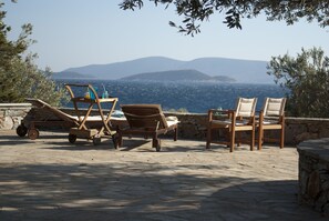 Courtyard - Villa Dolphins (Karystos)