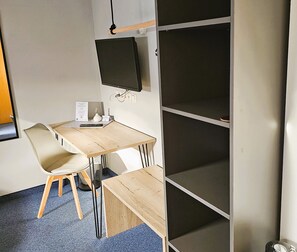 Basic Double Room | Desk, free WiFi, bed sheets