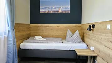 Basic Single Room | Desk, free WiFi, bed sheets