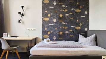 Eenvoudige eenpersoonskamer | Een bureau, gratis wifi, beddengoed