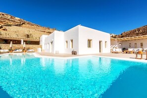 2 piscinas al aire libre, sombrillas, tumbonas