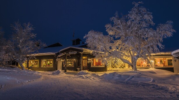 A snow-covered building with multiple windows and a sign reading "RESIPTION". - Venabu Fjellhotell (Ringebu)
