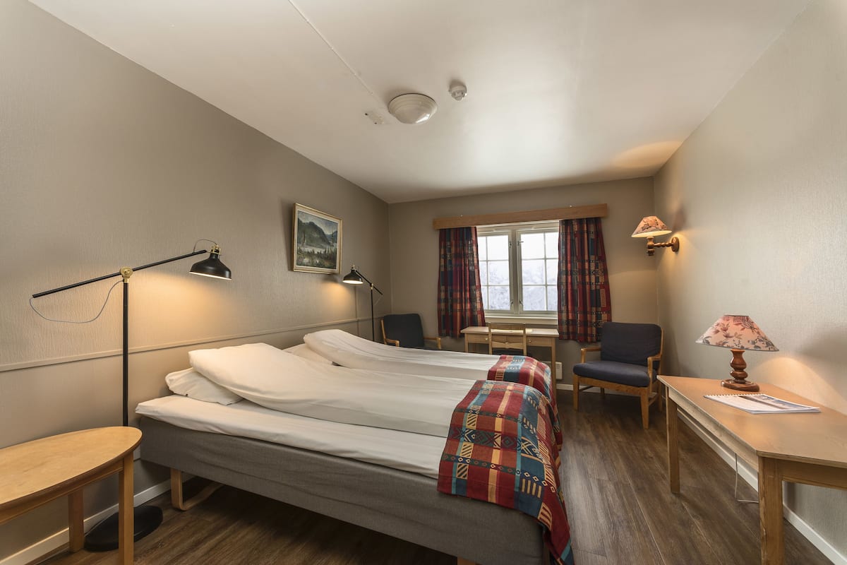 double room | 1 bedroom, in-room safe, desk, iron/ironing board