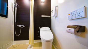 Combined shower/tub, hydromassage showerhead, free toiletries