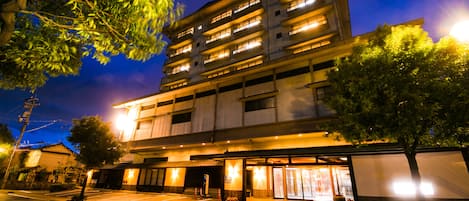 Majoituspaikan julkisivu illalla/yöllä