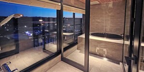 Habitación Confort | Baño | Ducha y bañera combinadas y cabezal de ducha con hidromasaje